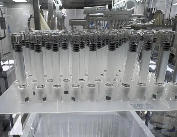 Jeringas prellenadas en la línea de producción