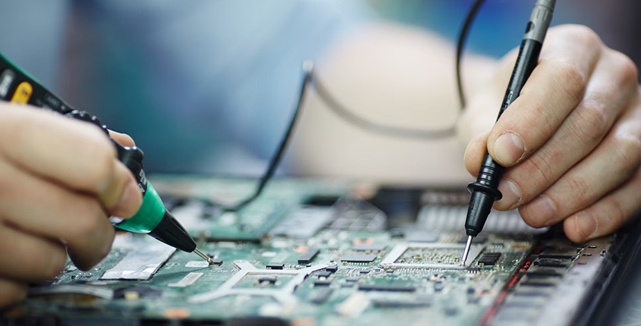 Ingeniero eléctrico del servicio técnico de Kinegun realizando mantenimiento a equipos médicos