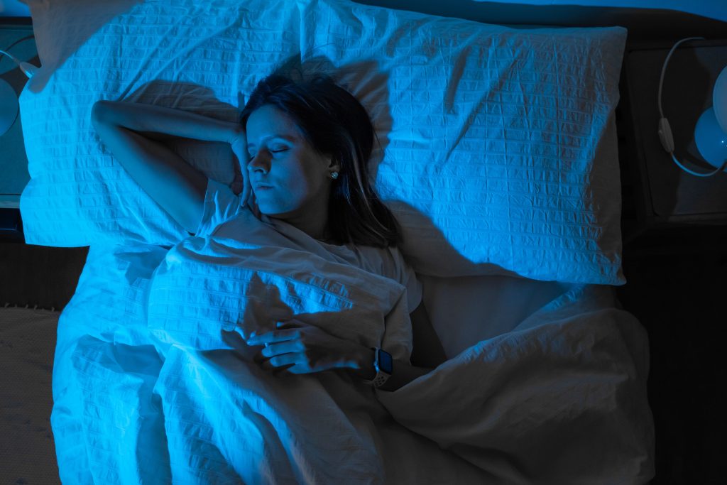 Mujer durmiendo profundamente por la noche
